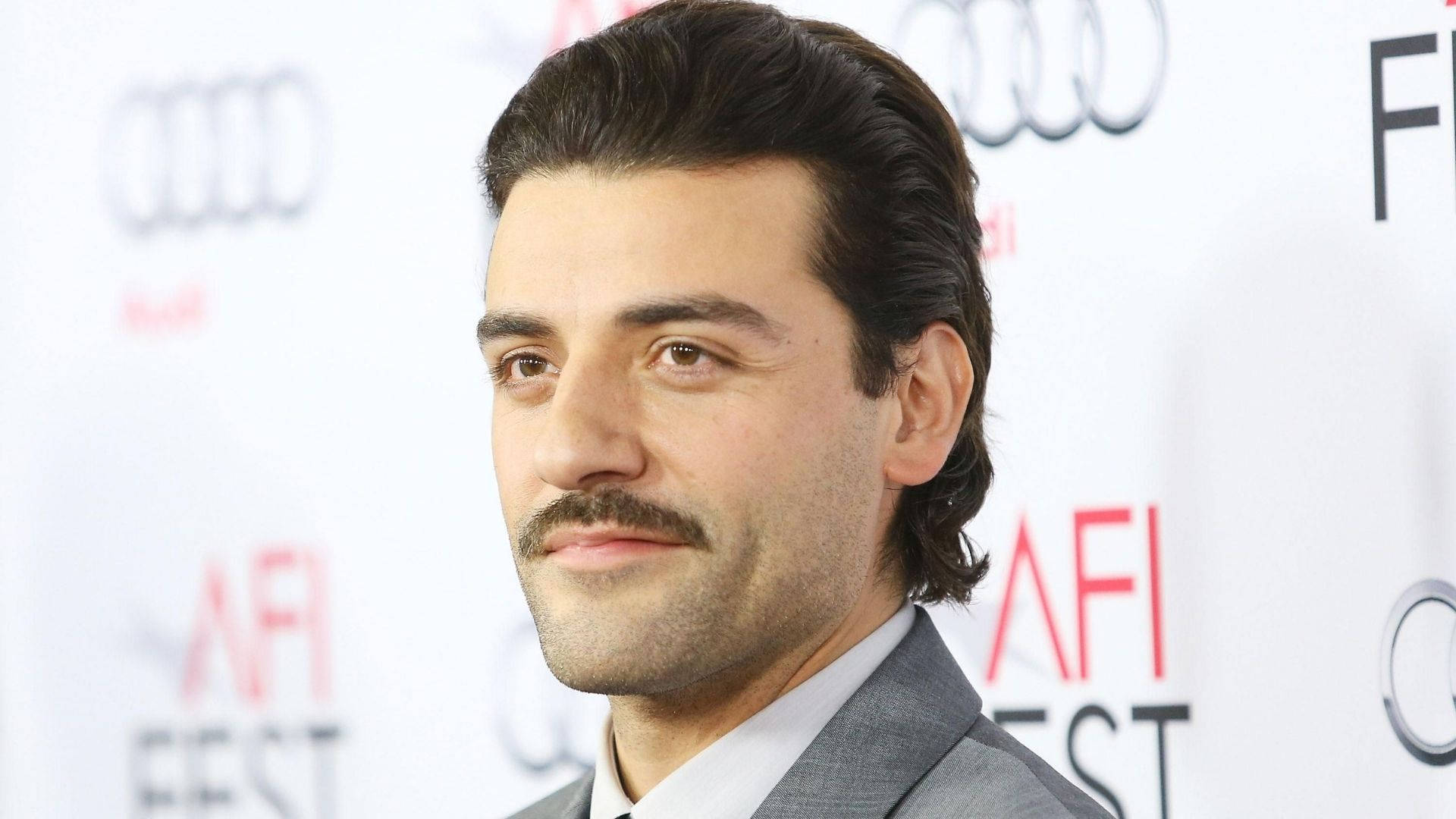 Manly Look Of Oscar Isaac Wallpaper