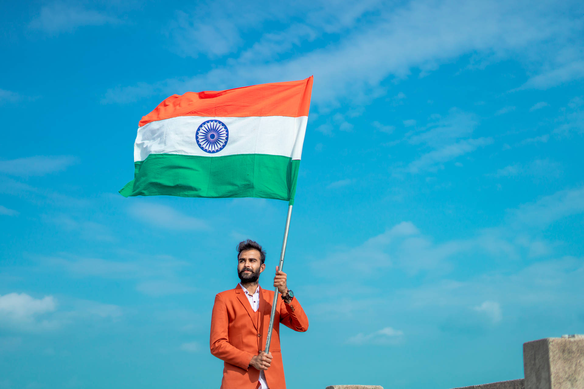 Mann Schwenkt Die Indische Flagge Von Tiranga Wallpaper