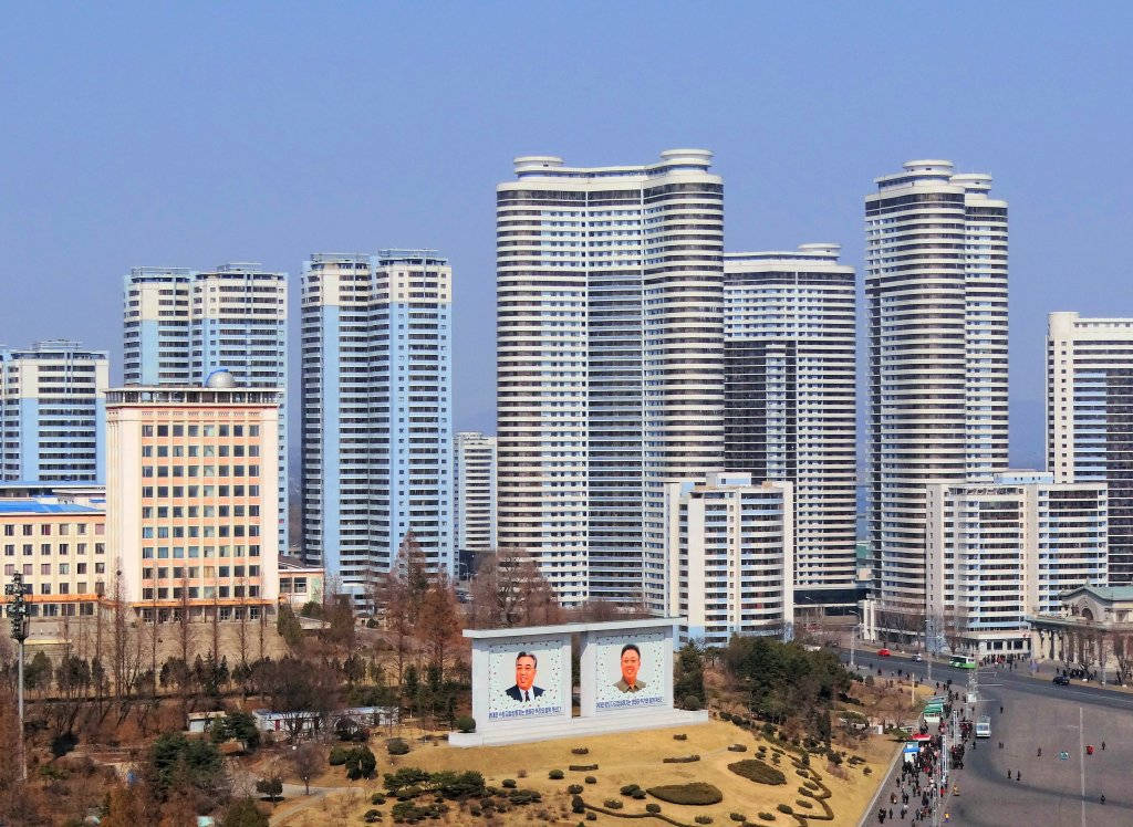 Mansudae Apartments i Pyongyang-tapet viser boligerne fra Mansudae Apartments i Pyongyang. Wallpaper