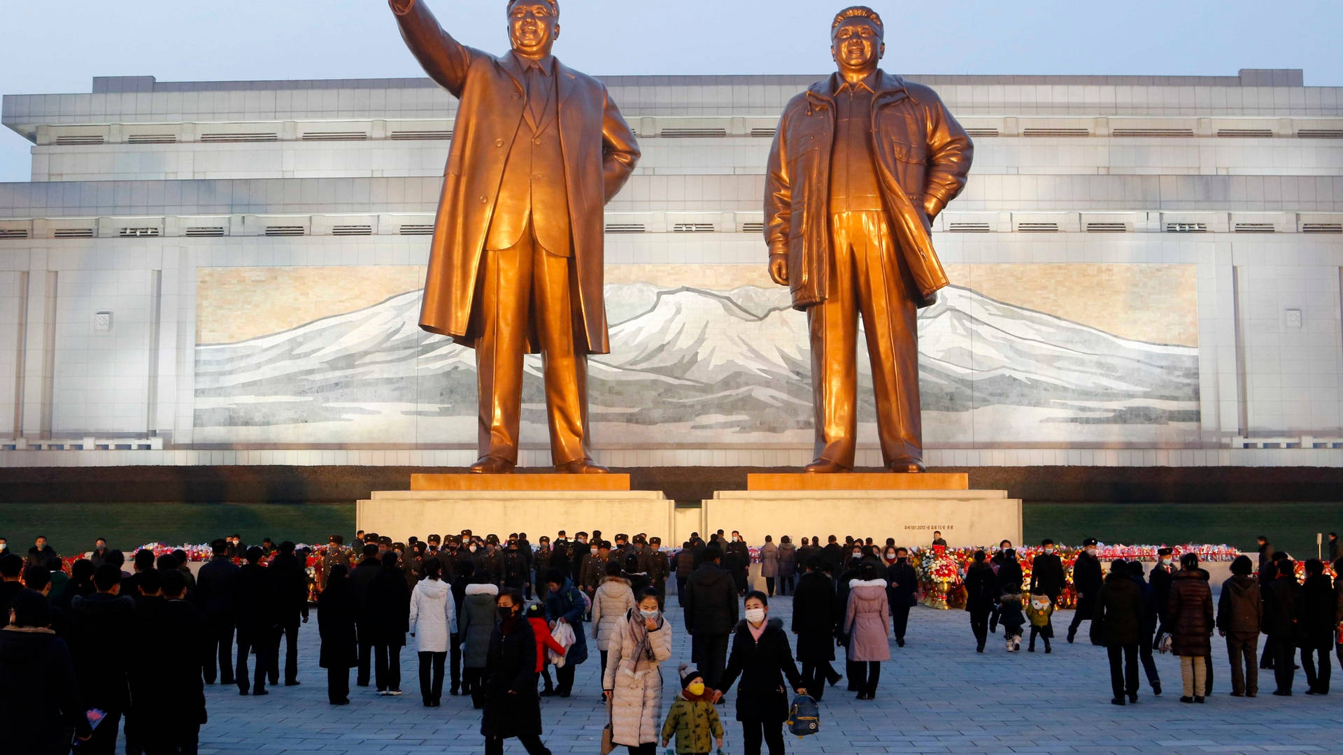Kig på det imponerende Grand Monument på Mansudae Hill i Pyongyang, Nordkorea. Wallpaper