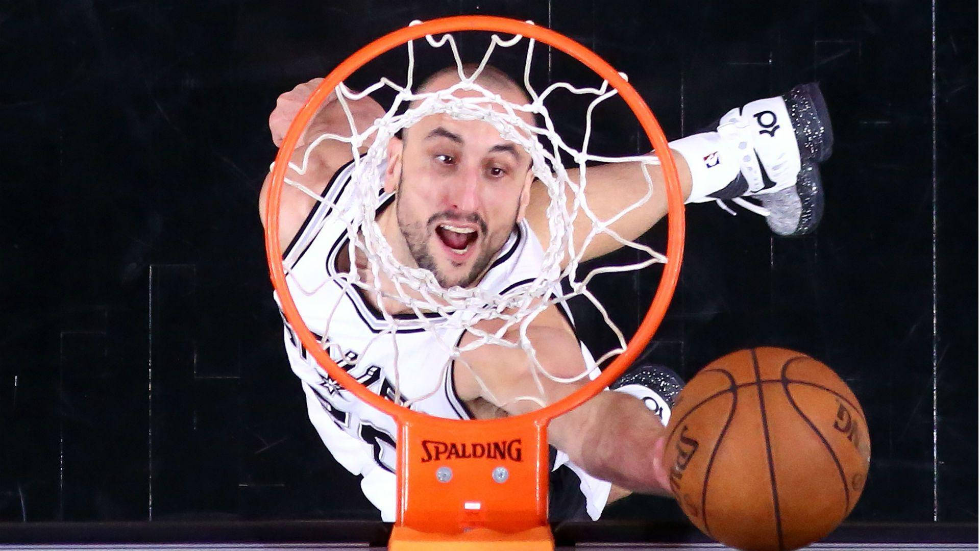 Manuginobili Gör En Layup - (this Sentence Could Be Used As A Caption For A Computer Or Mobile Wallpaper Featuring A Photo Of Manu Ginobili Doing A Layup.) Wallpaper