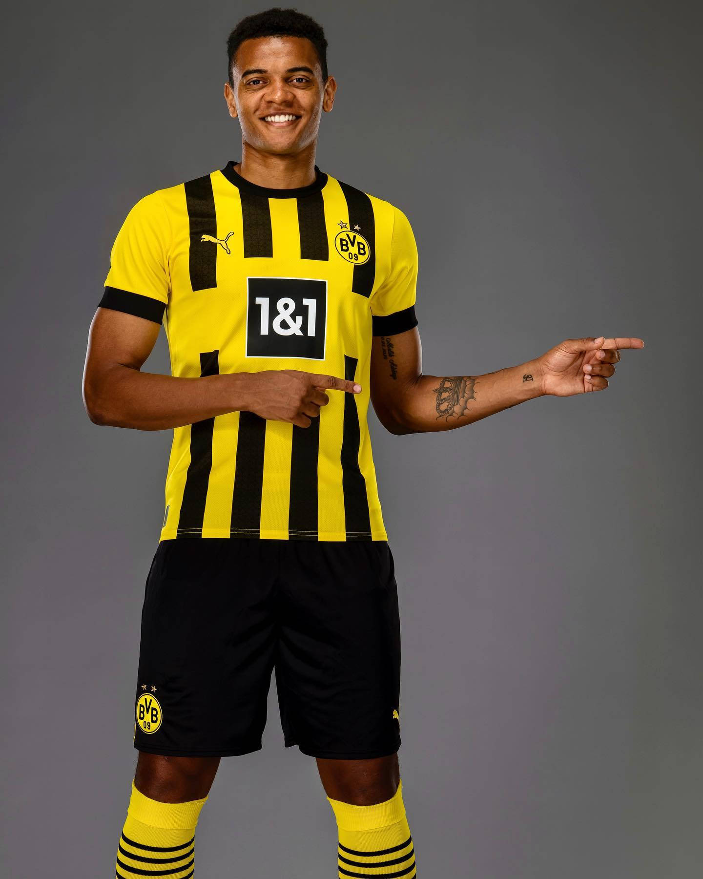 Manuel Akanji Pointing To The Right Wallpaper
