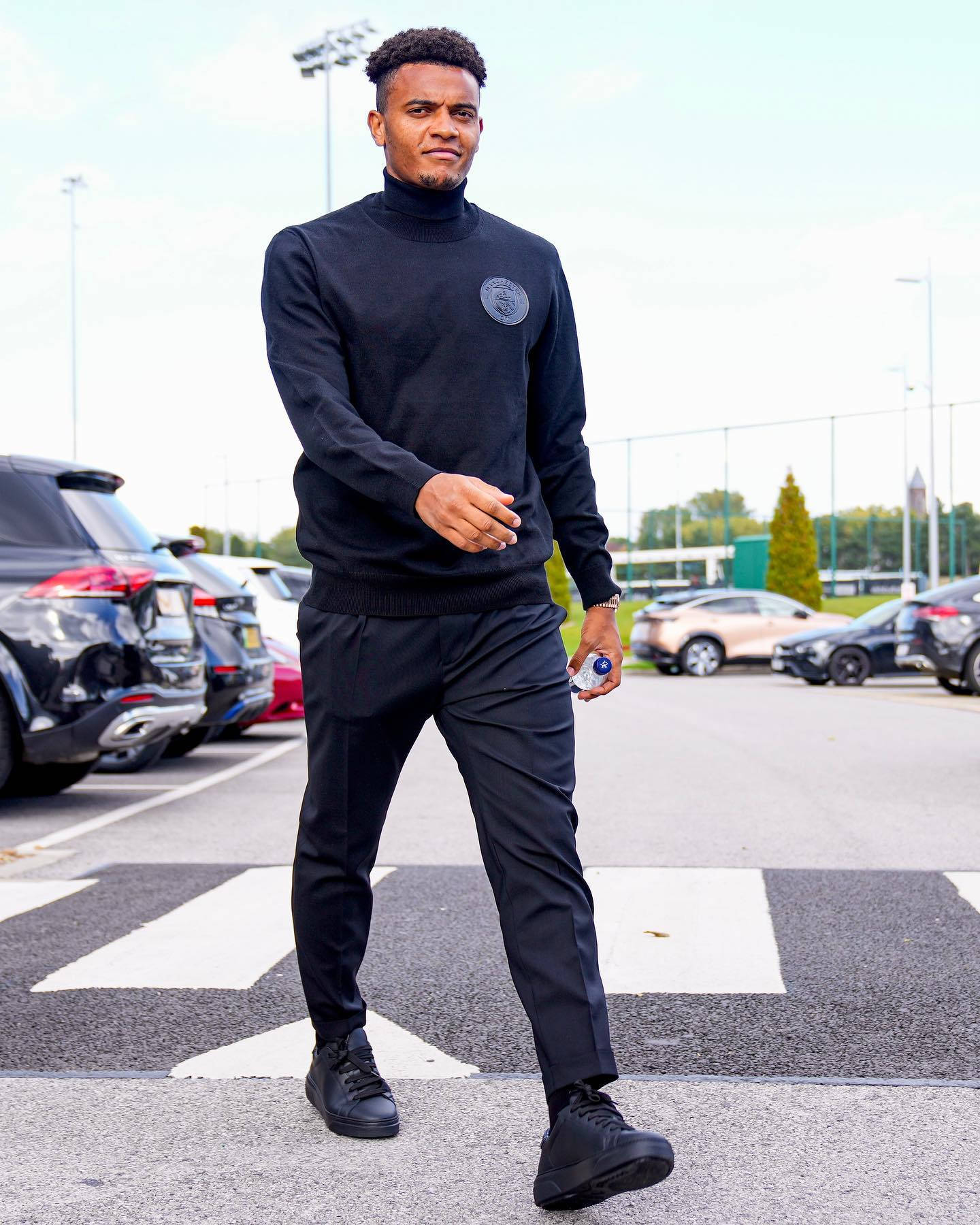 Manuel Akanji bærer hele sorte trøje Wallpaper
