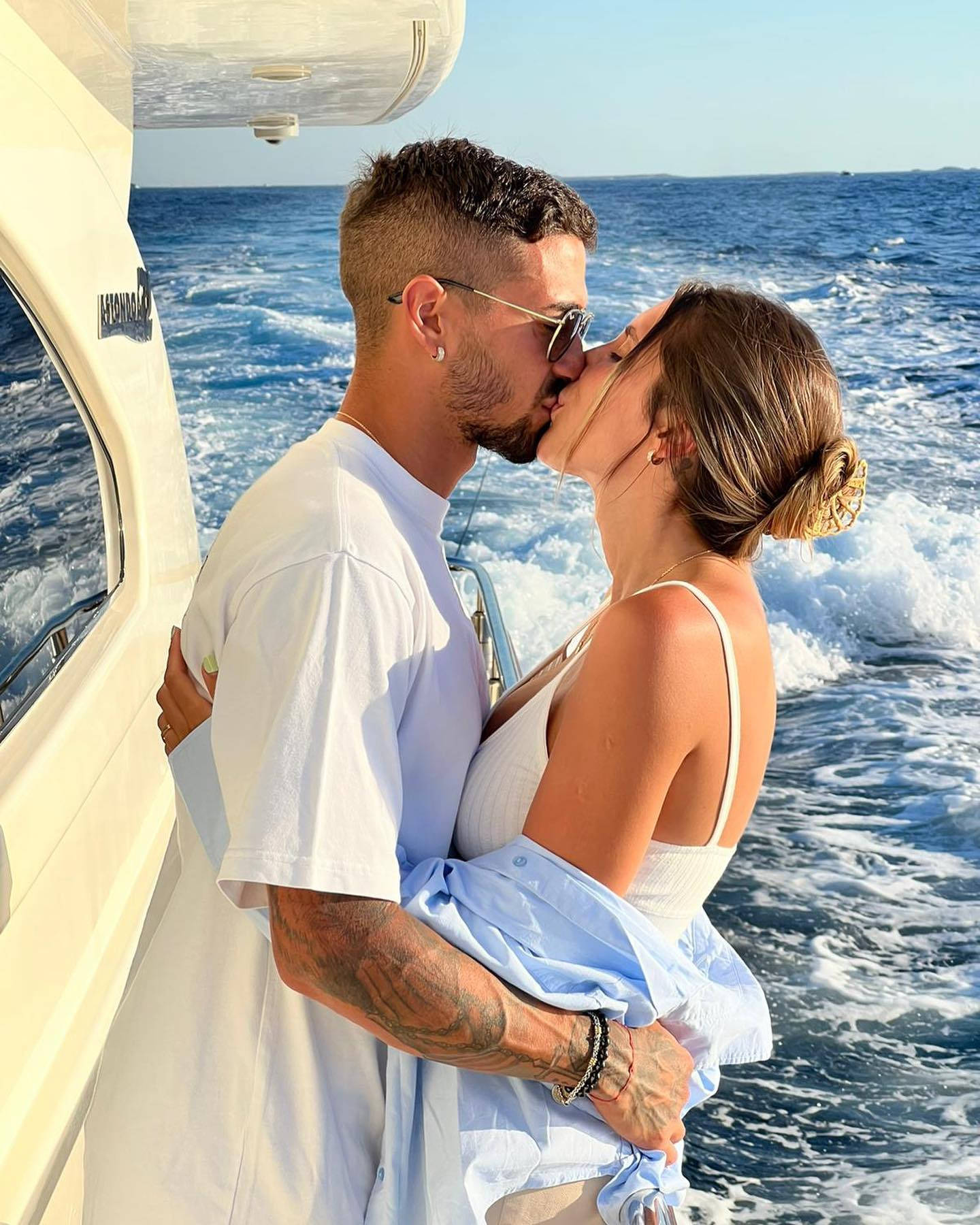 Læg dine hænder på det nye Manuel Lanzini og hustru yacht kys tapet! Wallpaper