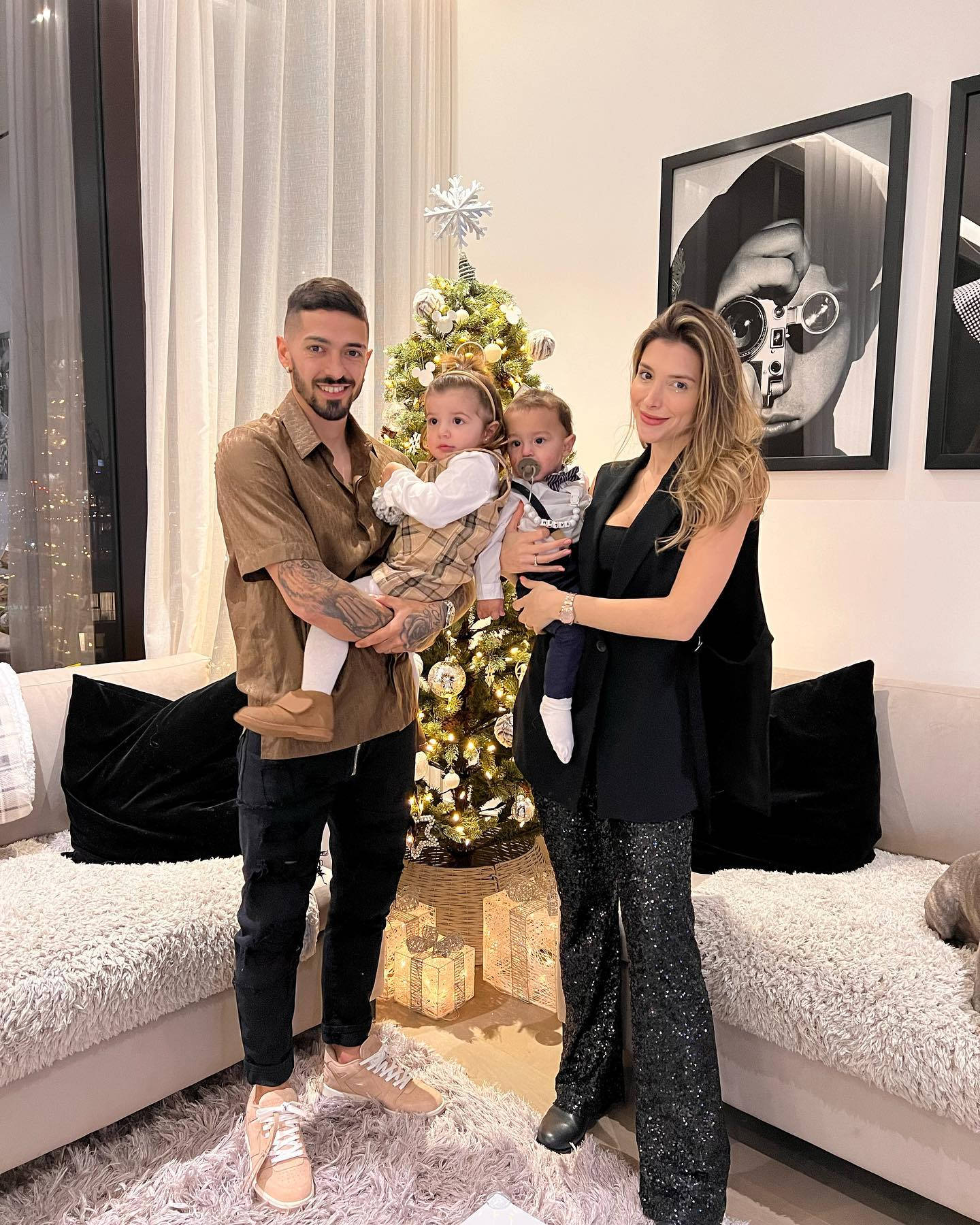 Manuel Lanzini Christmas With Family Wallpaper
