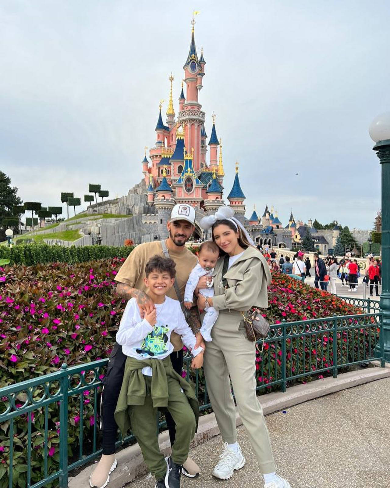 Manuellanzini Familjen I Disneyland. Wallpaper