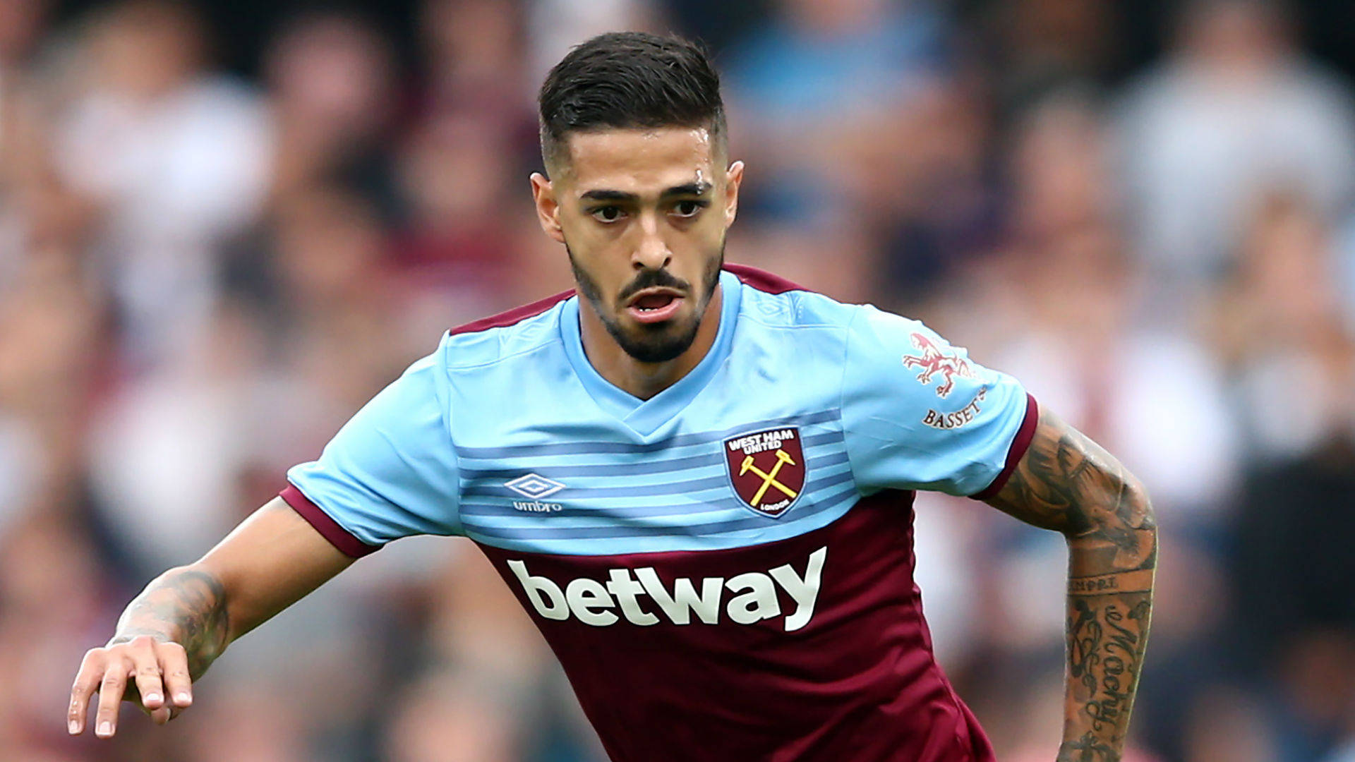 Manuel Lanzini Immersed In Playing Football Wallpaper