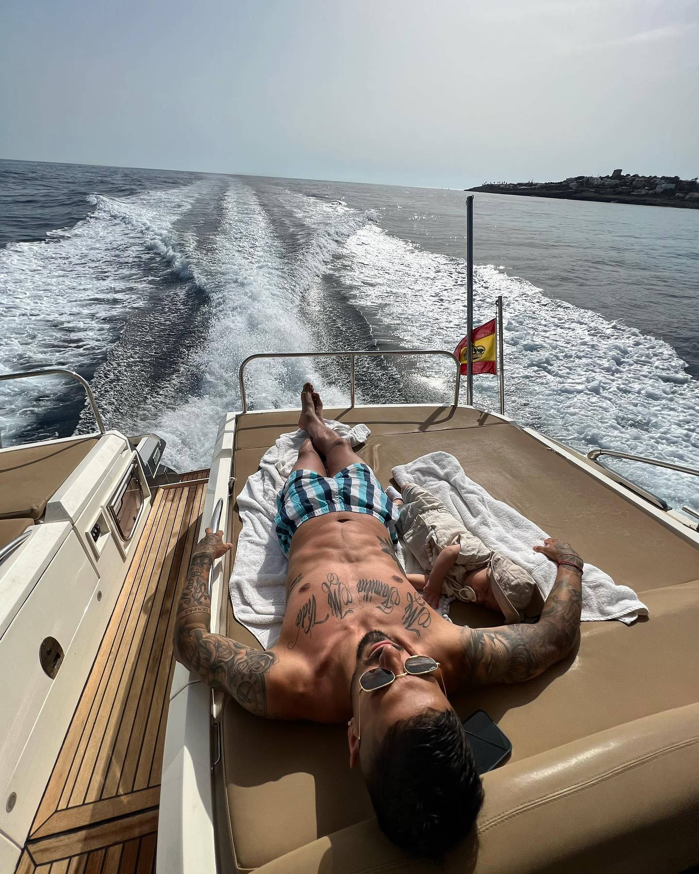Manuel Lanzini solbadning på yacht skræddersyet tapet Wallpaper