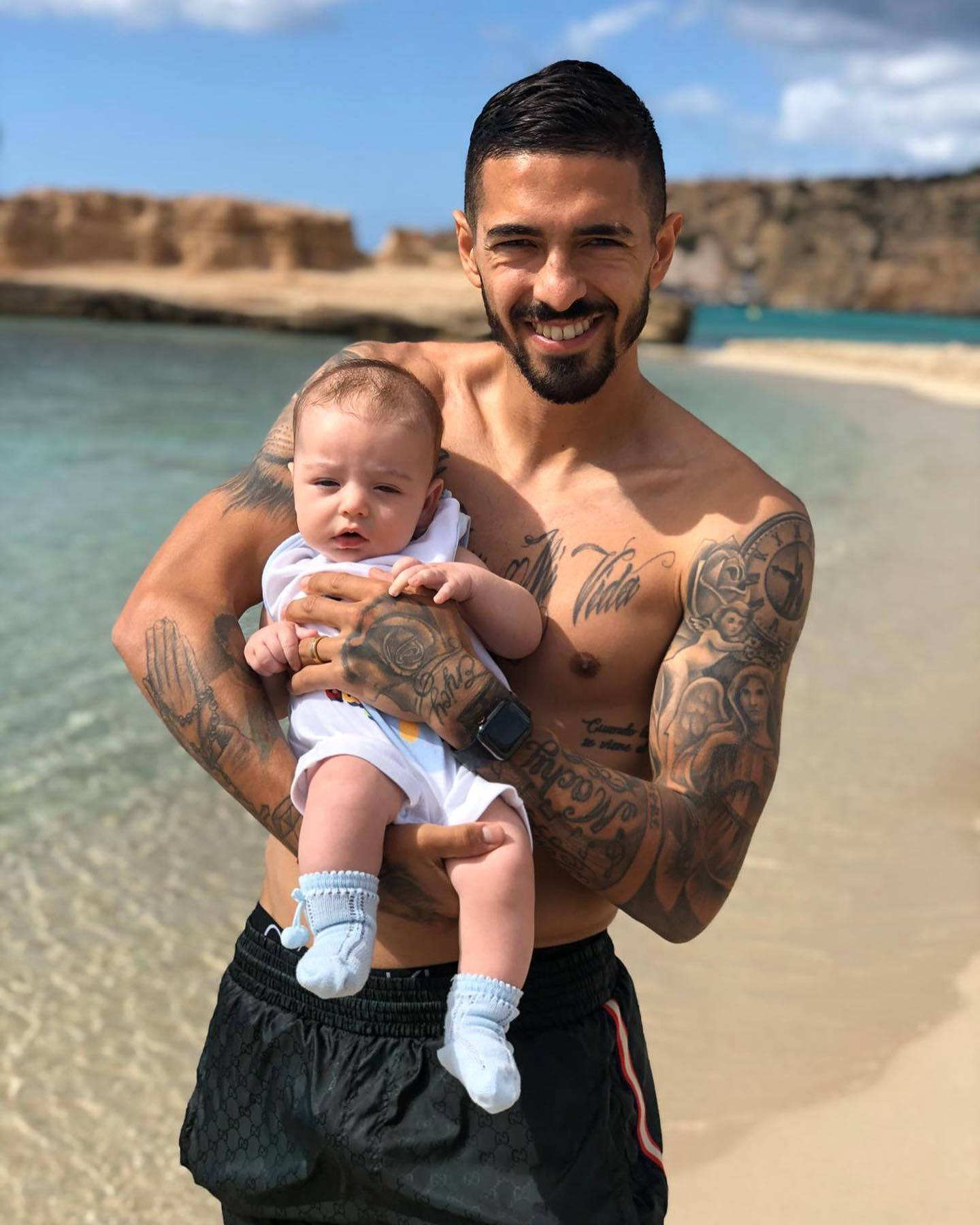 Download Manuel Lanzini With Baby At Beach Wallpaper 