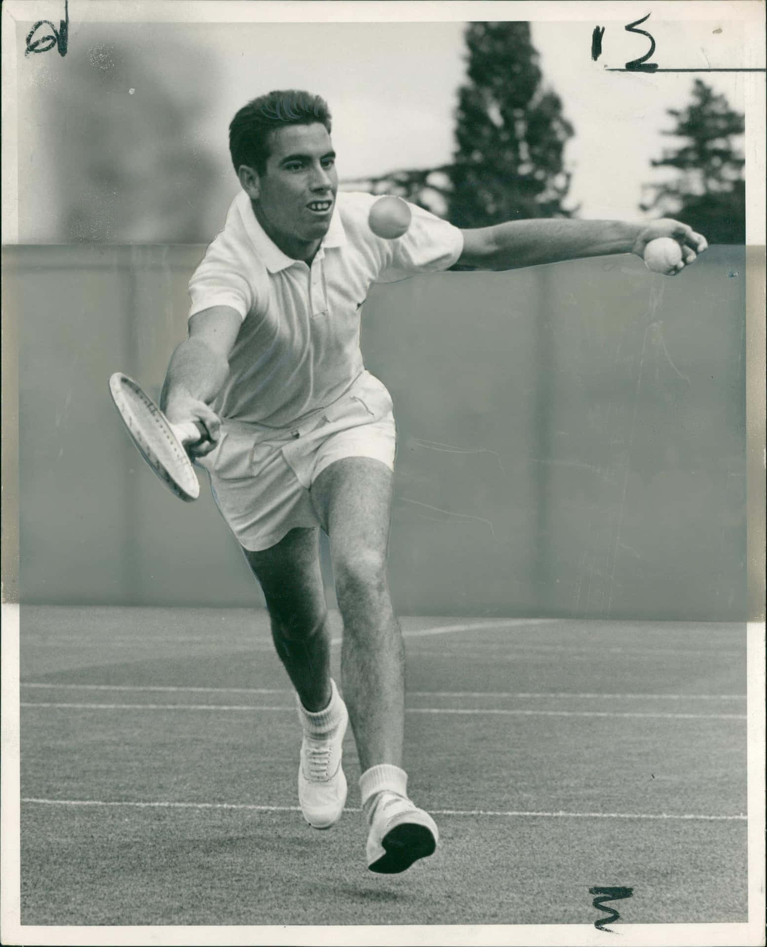 Manuel Santana Playing Tennis Back In The Day Wallpaper