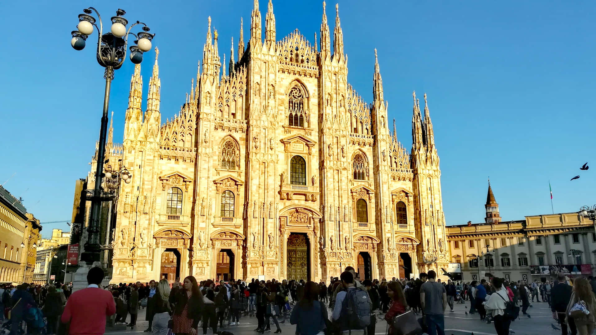 Muchagente En La Catedral De Milán En Un Día Soleado Fondo de pantalla