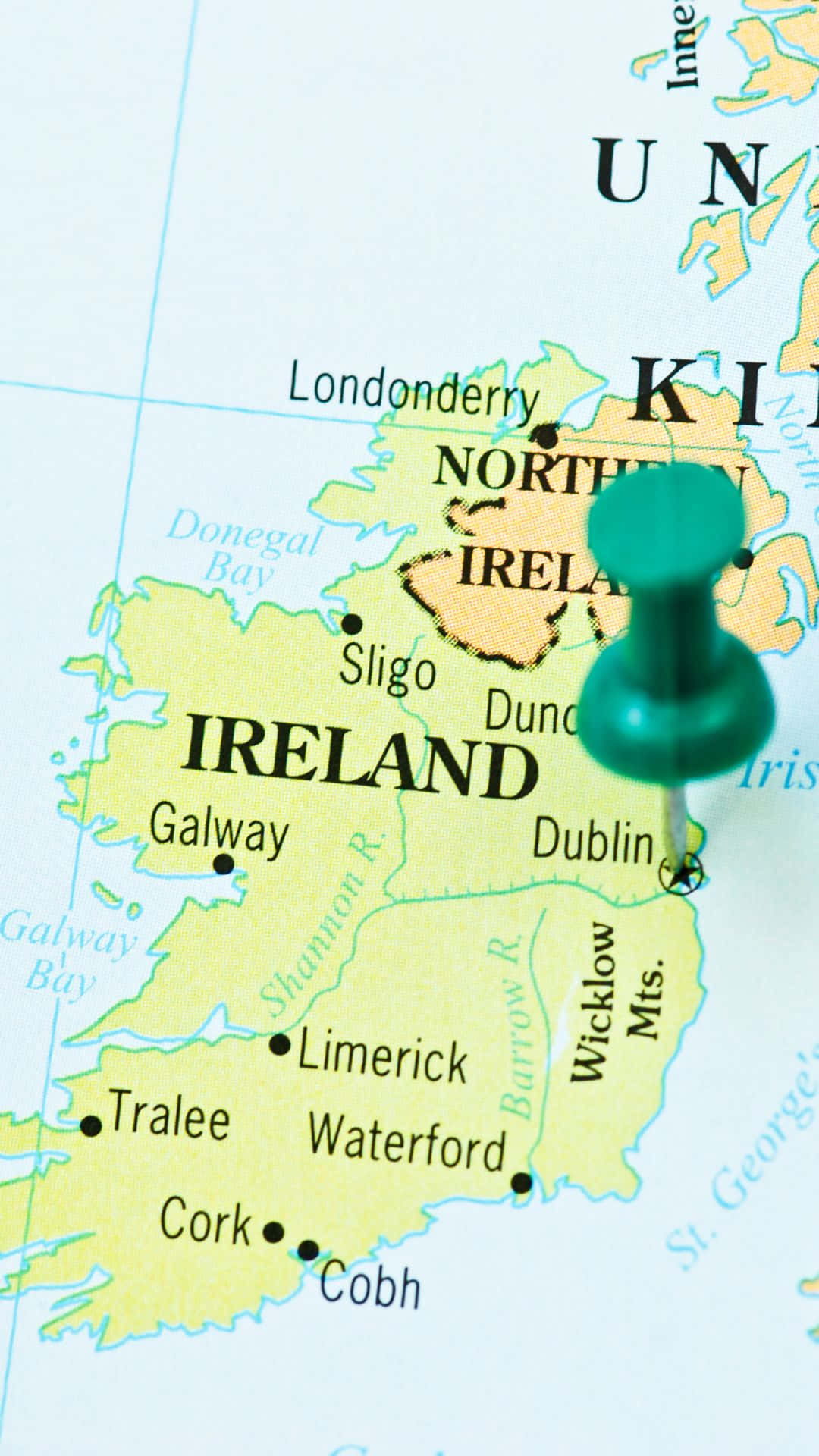 Blauergrüner Pin Auf Irischer Kartenhintergrund