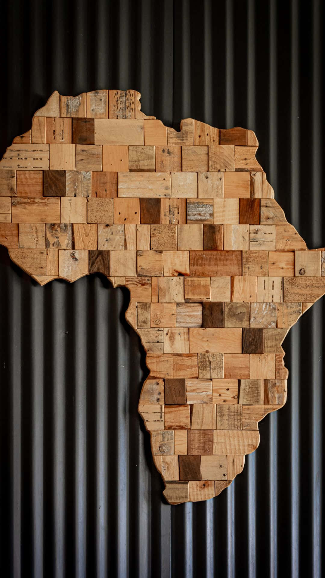 Mörk træ mosaik baggrund med Afrika kort.