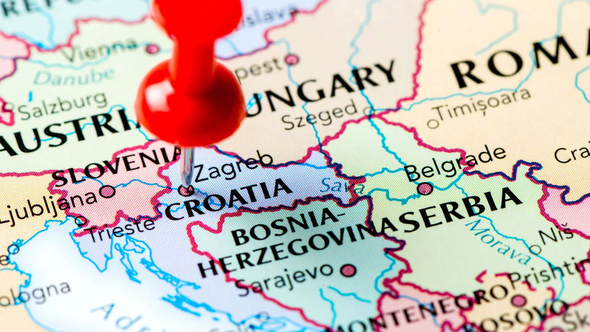 Erstaunlicherroter Pin Mit Fokus Auf Der Karte Von Kroatien Als Hintergrundbild.