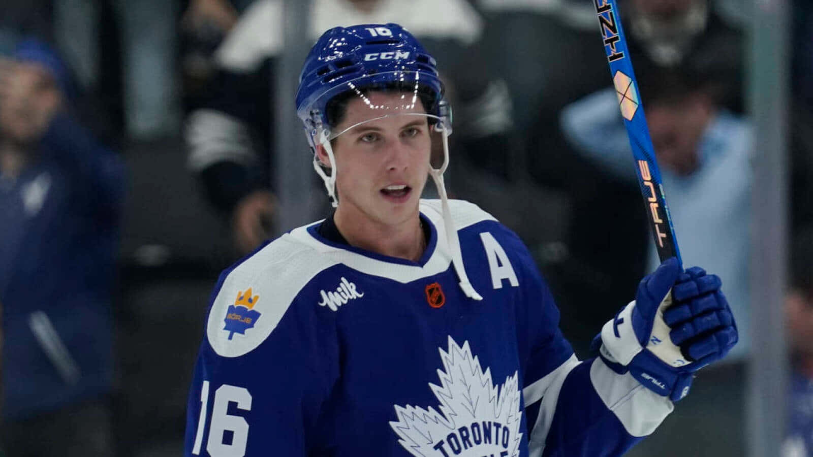 Maple Leafs Forward Mitchell Marner Strækker sig over Isen Wallpaper