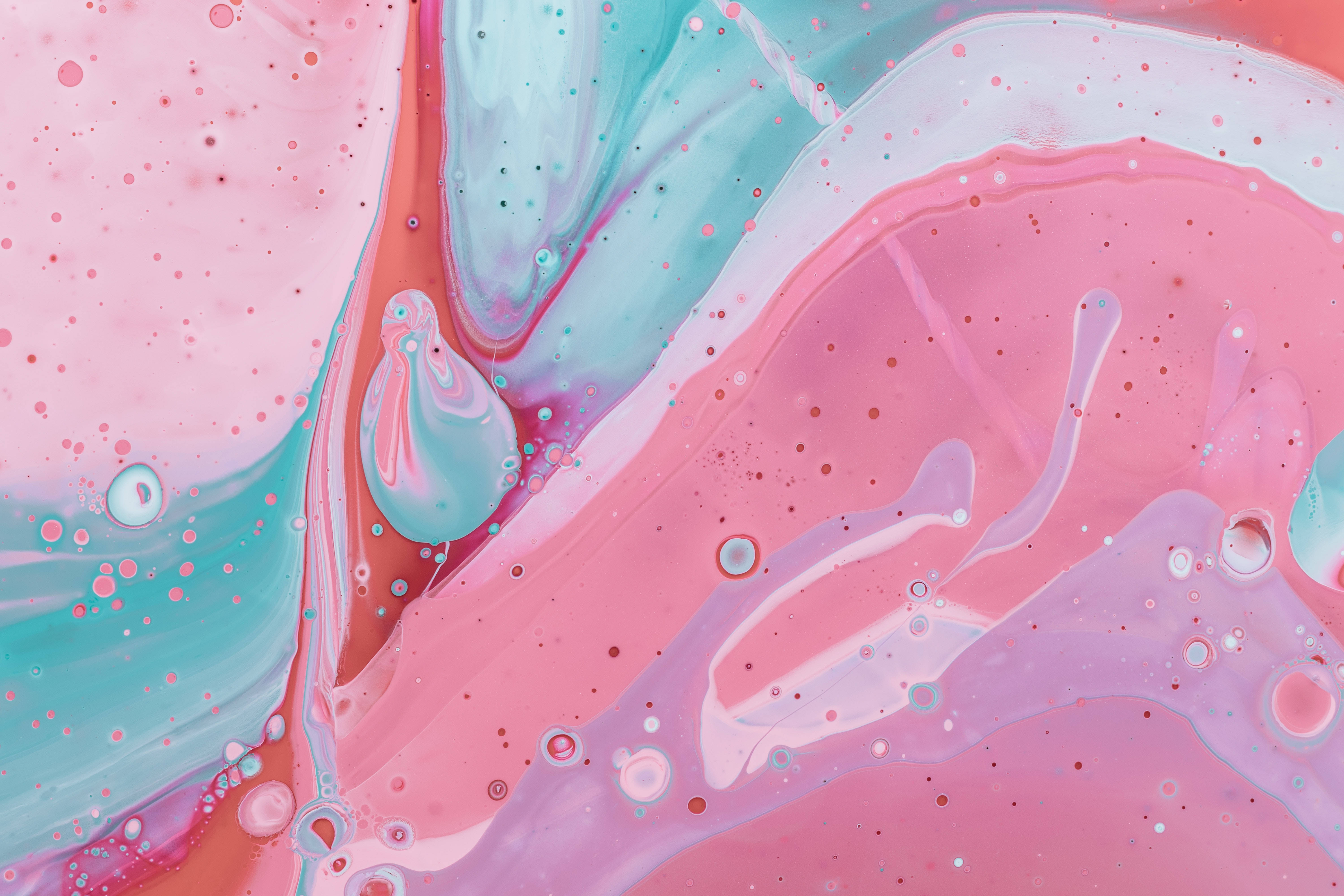 Impressionanteimmagine 4k Di Schizzi Di Vernice Rosa Su Superficie Marmorea. Sfondo