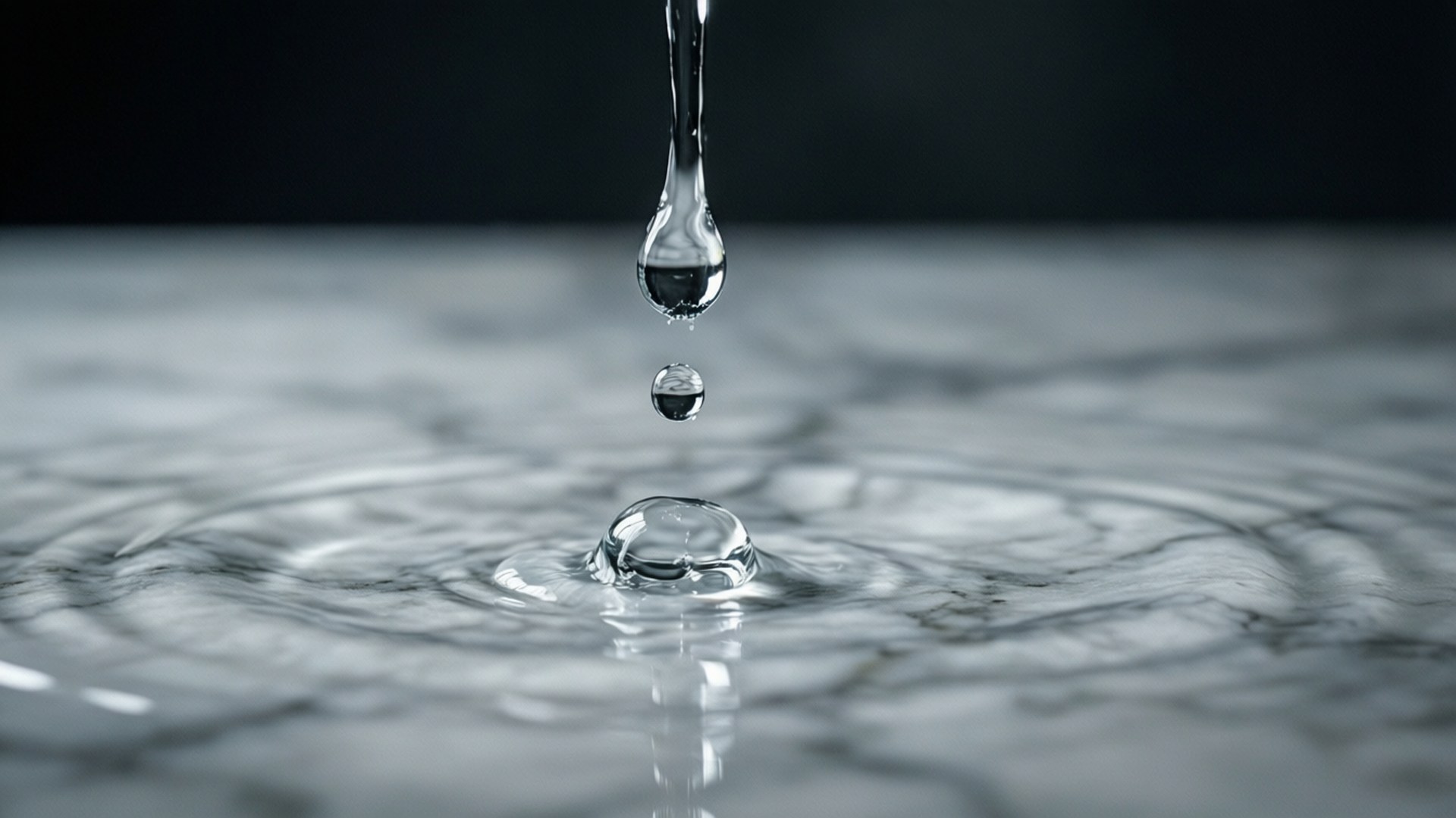 Realistische waterdruppels op marmer voor premium hydratatie-apps.