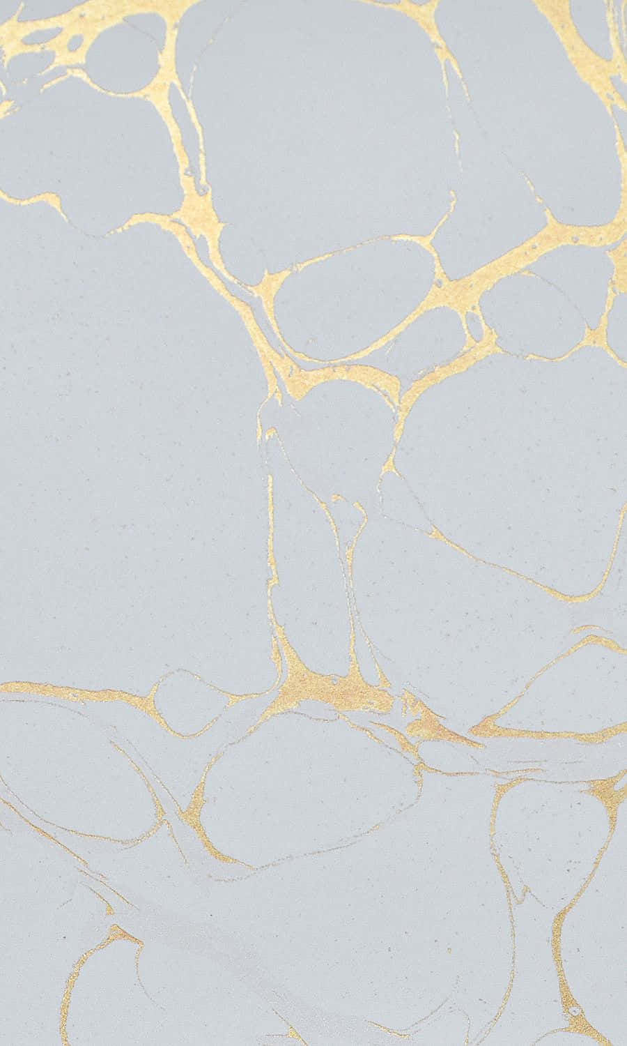 Eineweiße Marmorplatte Mit Goldener Und Silberner Farbe Wallpaper