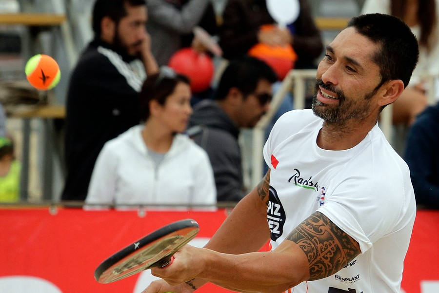 Marcelo Rios holder racket med bolde: Tapet til computer eller mobil Wallpaper