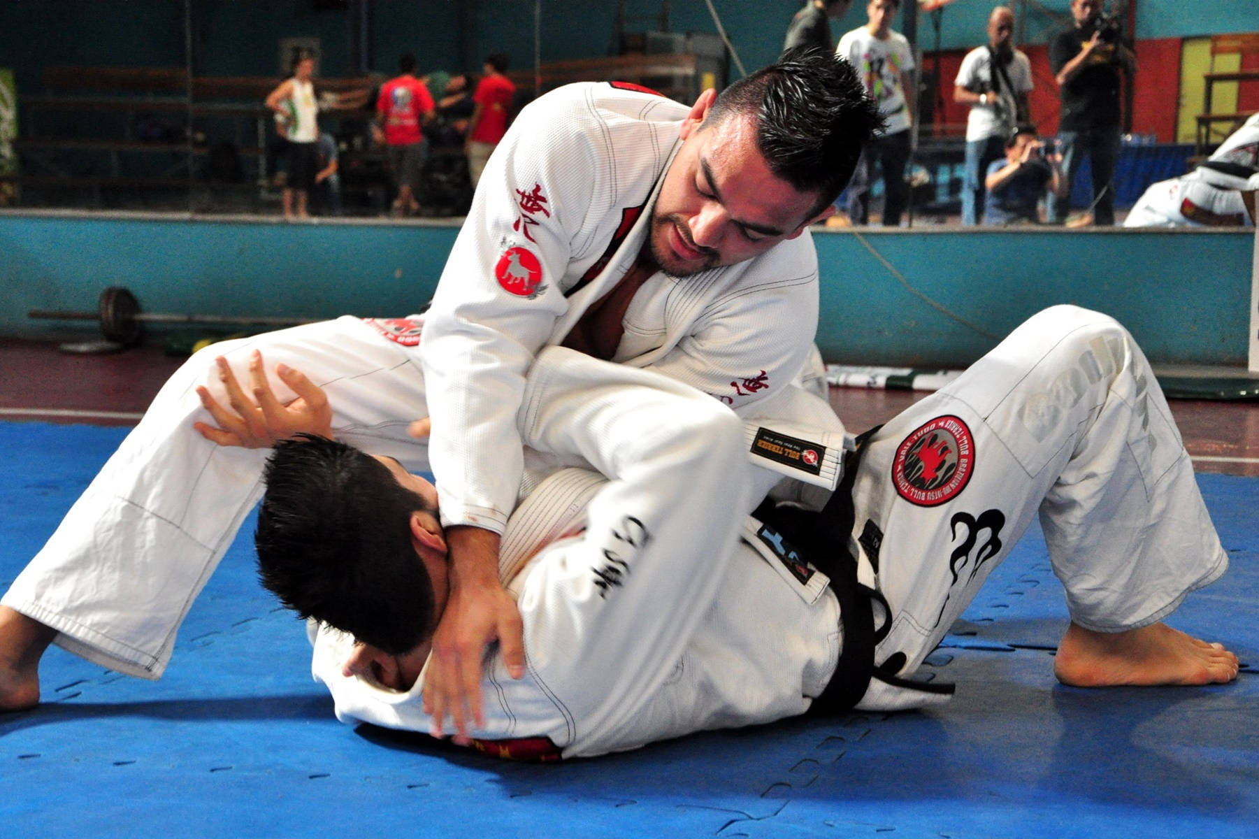 Maestribrasiliani Di Brazilian Jiu-jitsu, Marcos E Roberto De Souza In Azione Sfondo