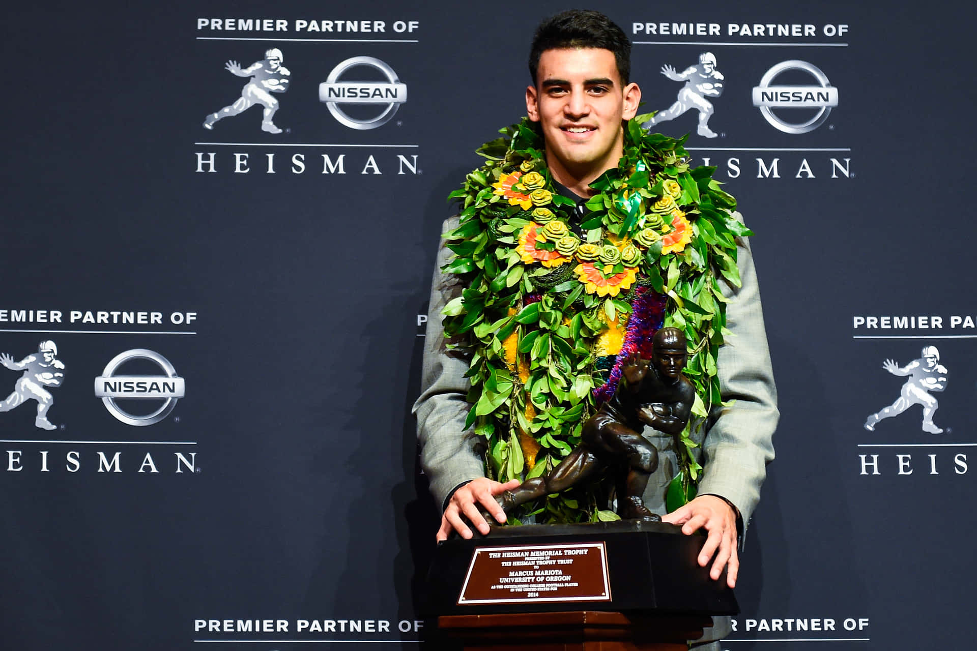 Marcus Mariota Heisman Trophy Winner Wallpaper