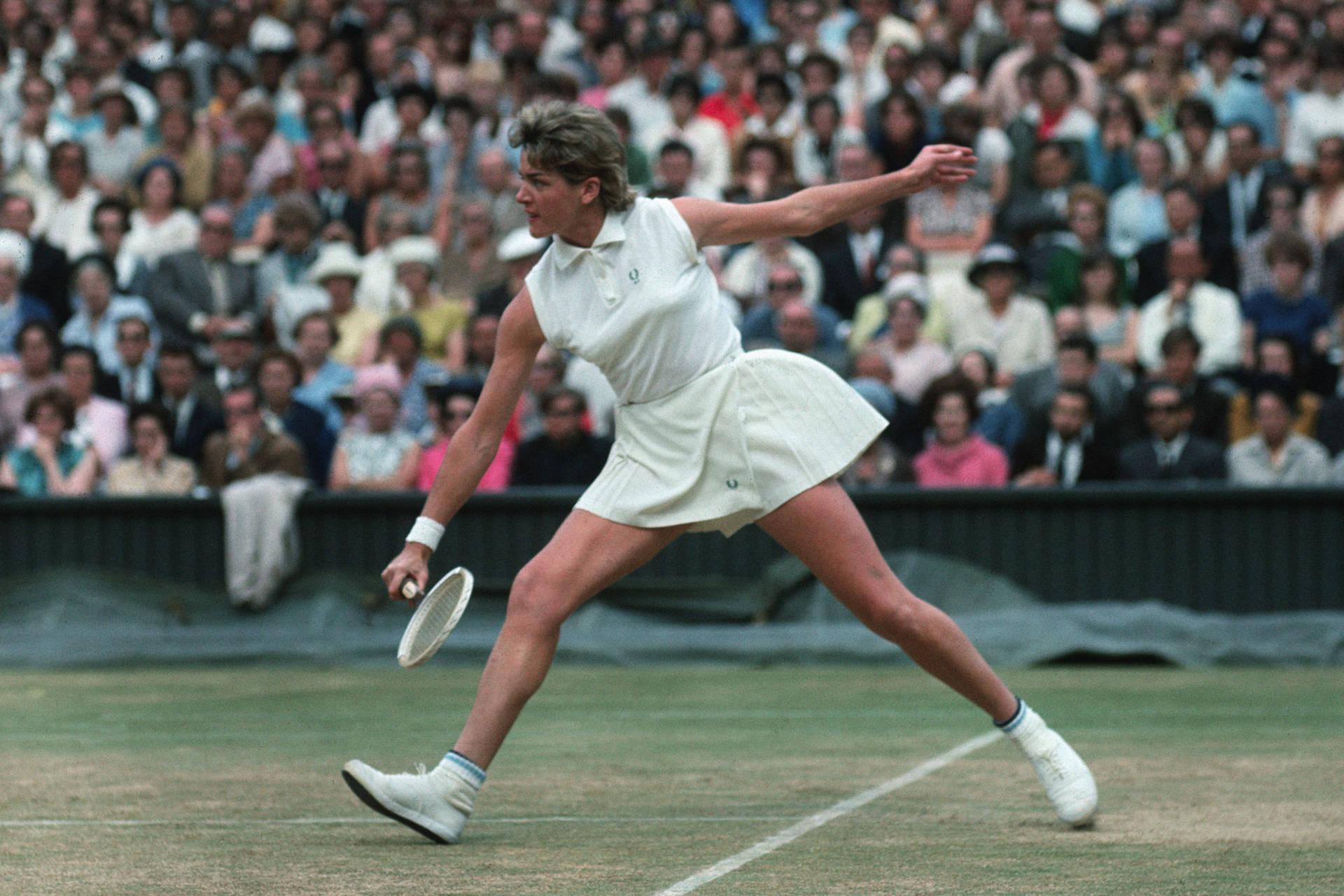 Margaret Court Dominating at the 1965 Wimbledon Championships Wallpaper