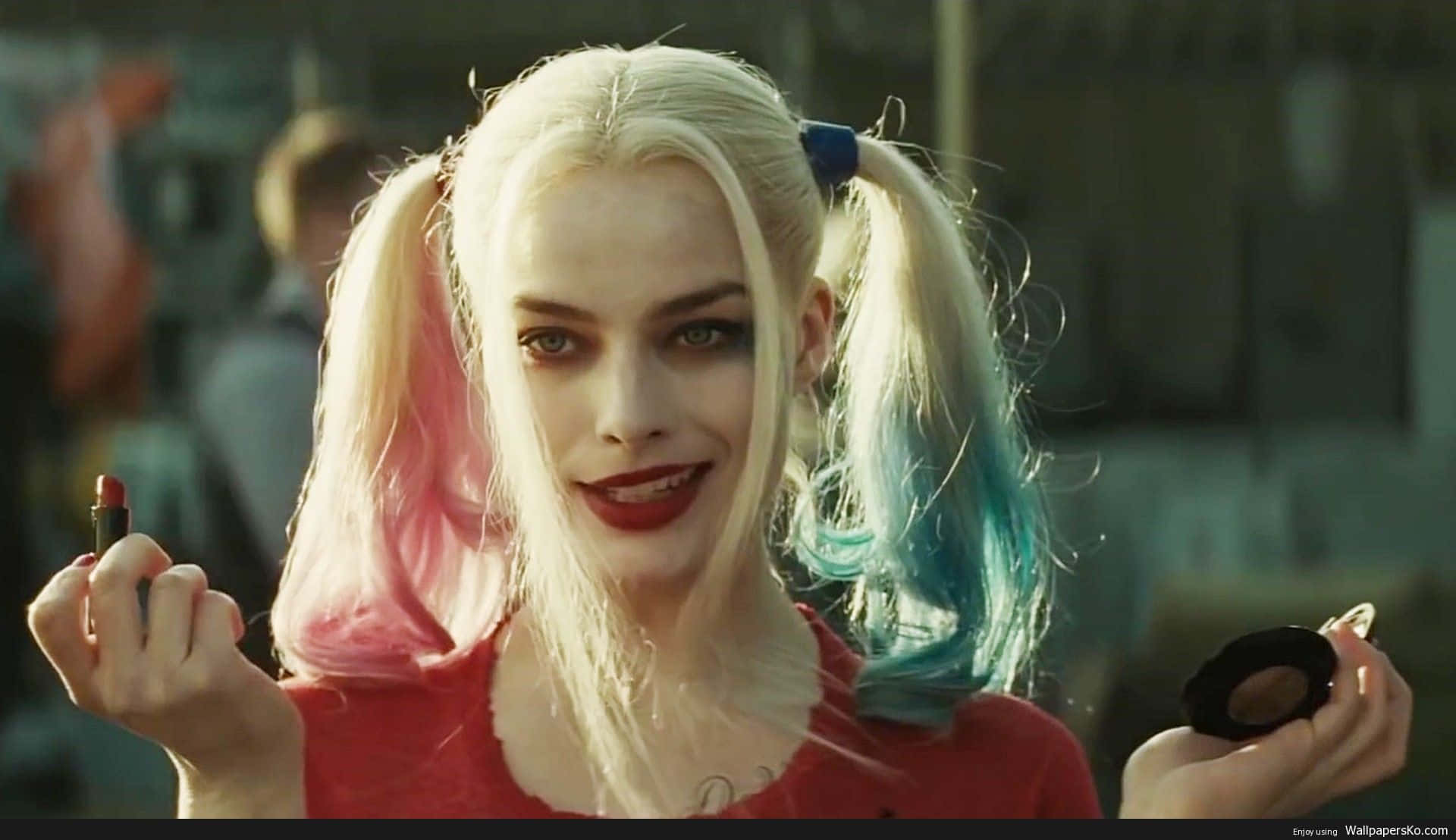 Margotrobbie Como Harley Quinn Sonriendo De Manera Desafiante. Fondo de pantalla