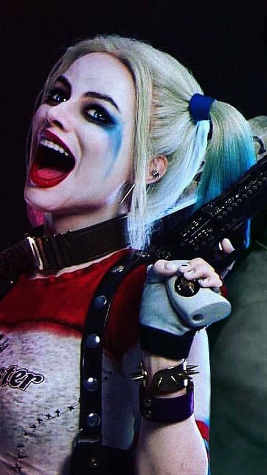 Margot Robbie looks badass in her Harley Quinn costume. Wallpaper