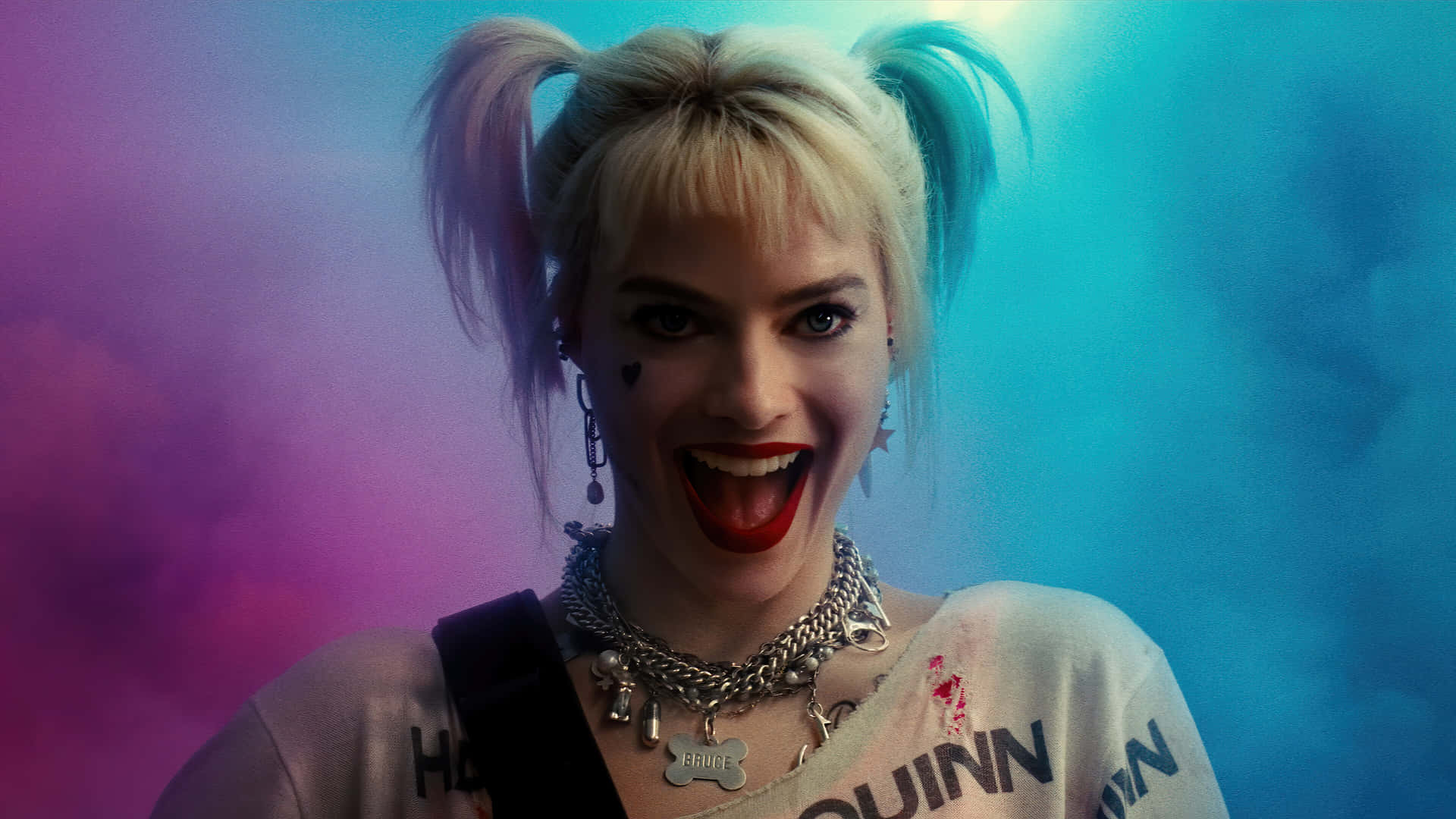 Margotrobbie Sonriendo Con Los Dientes Como Harley Quinn. Fondo de pantalla