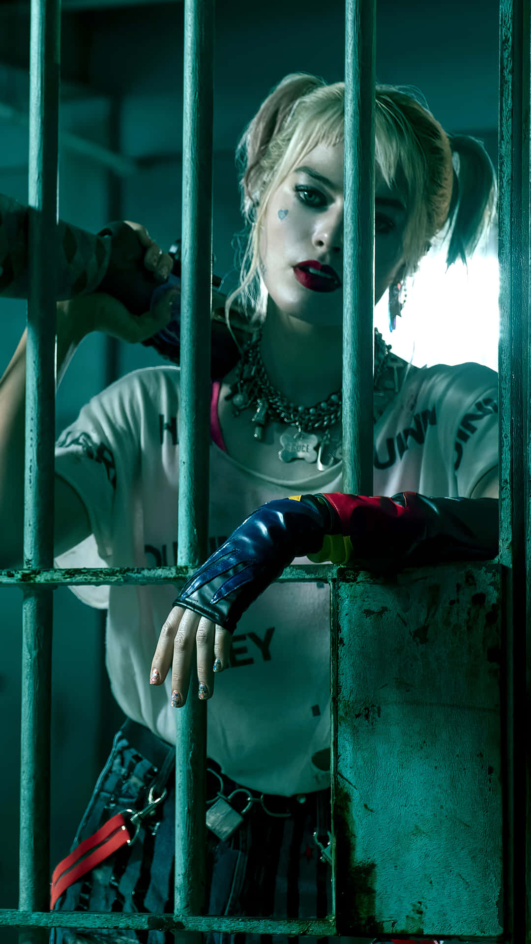Margotrobbie Como Harley Quinn En La Prisión Fondo de pantalla