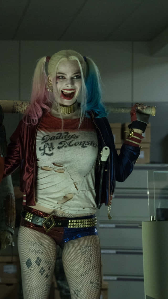 Margotrobbie, Harley Quinn, Sonriendo Ampliamente Fondo de pantalla