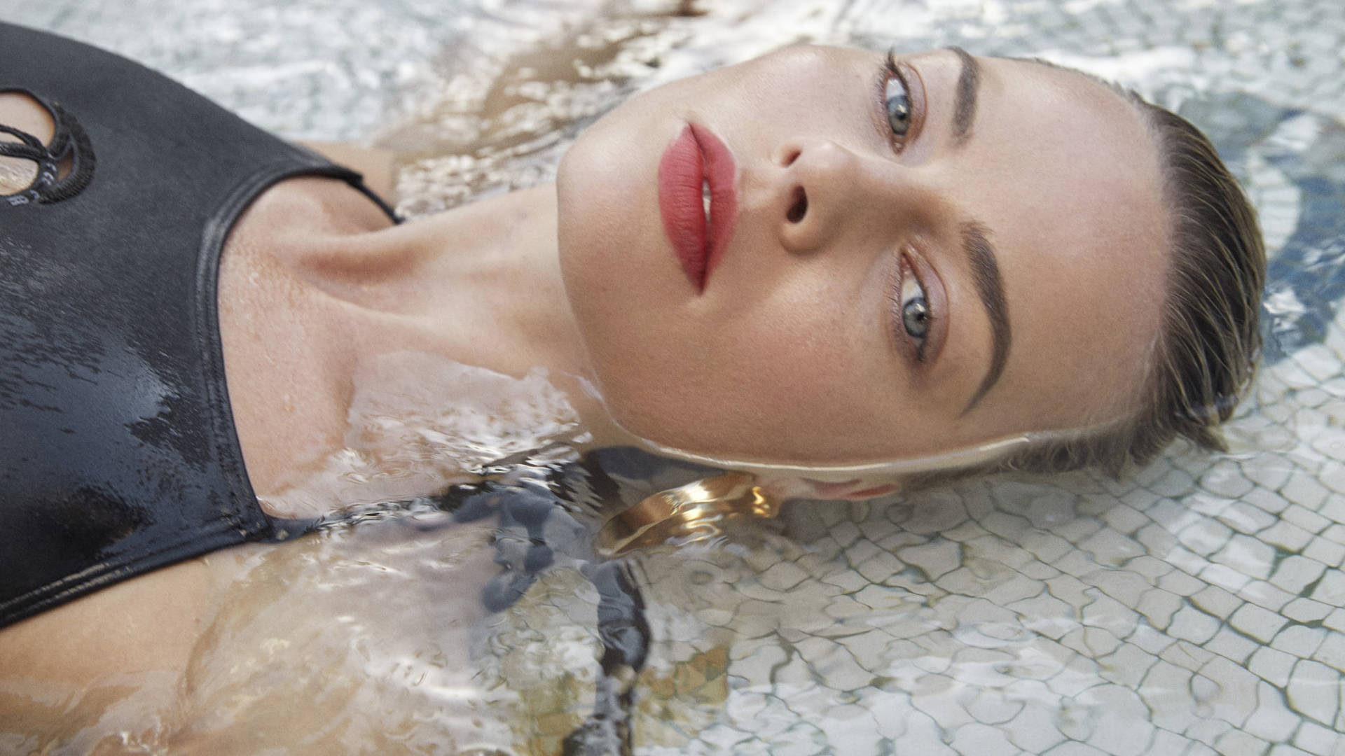 Margot Robbie Lying On Water Wallpaper