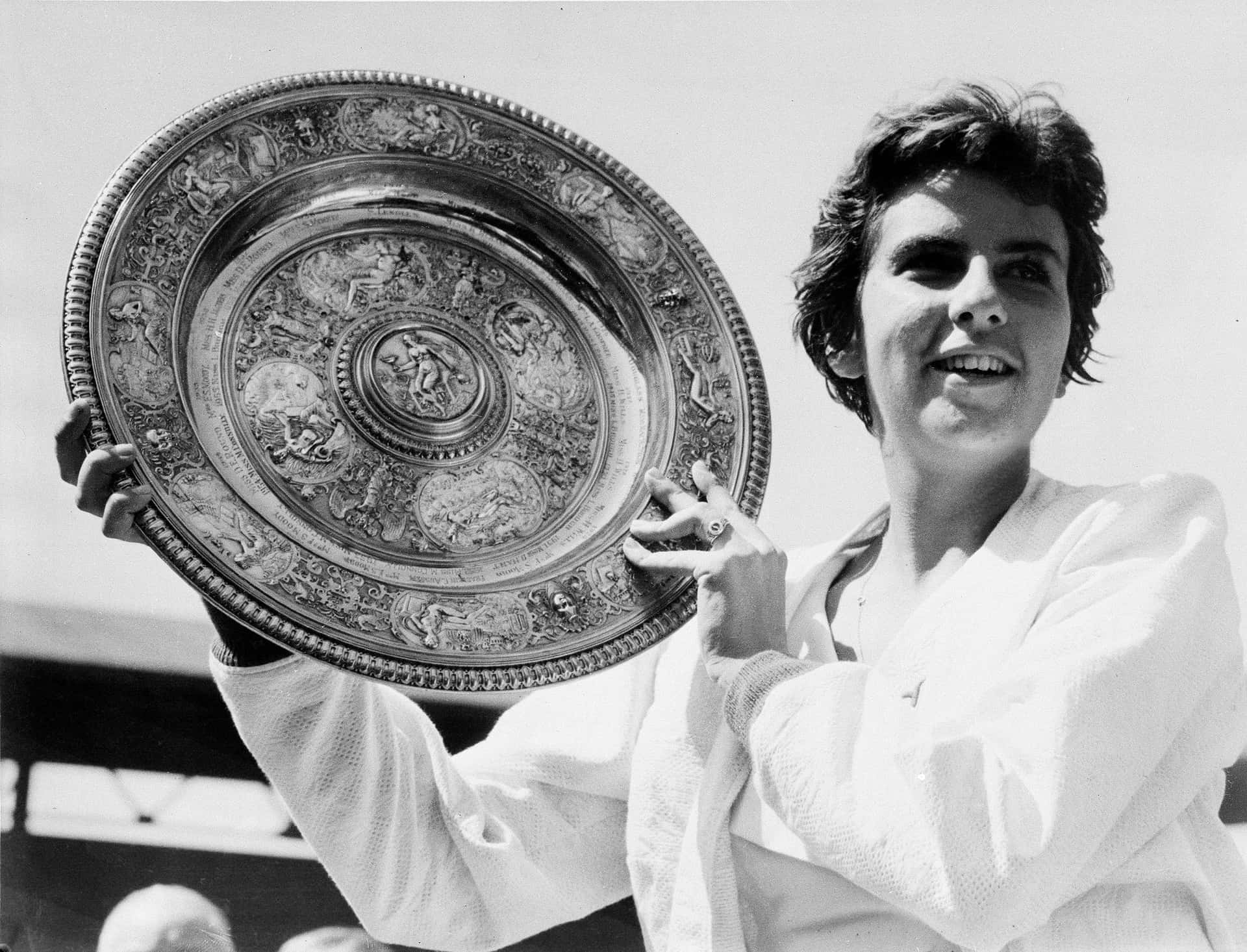 Legendary tennis player Maria Bueno triumphantly holding the Venus Rosewater Dish Wallpaper