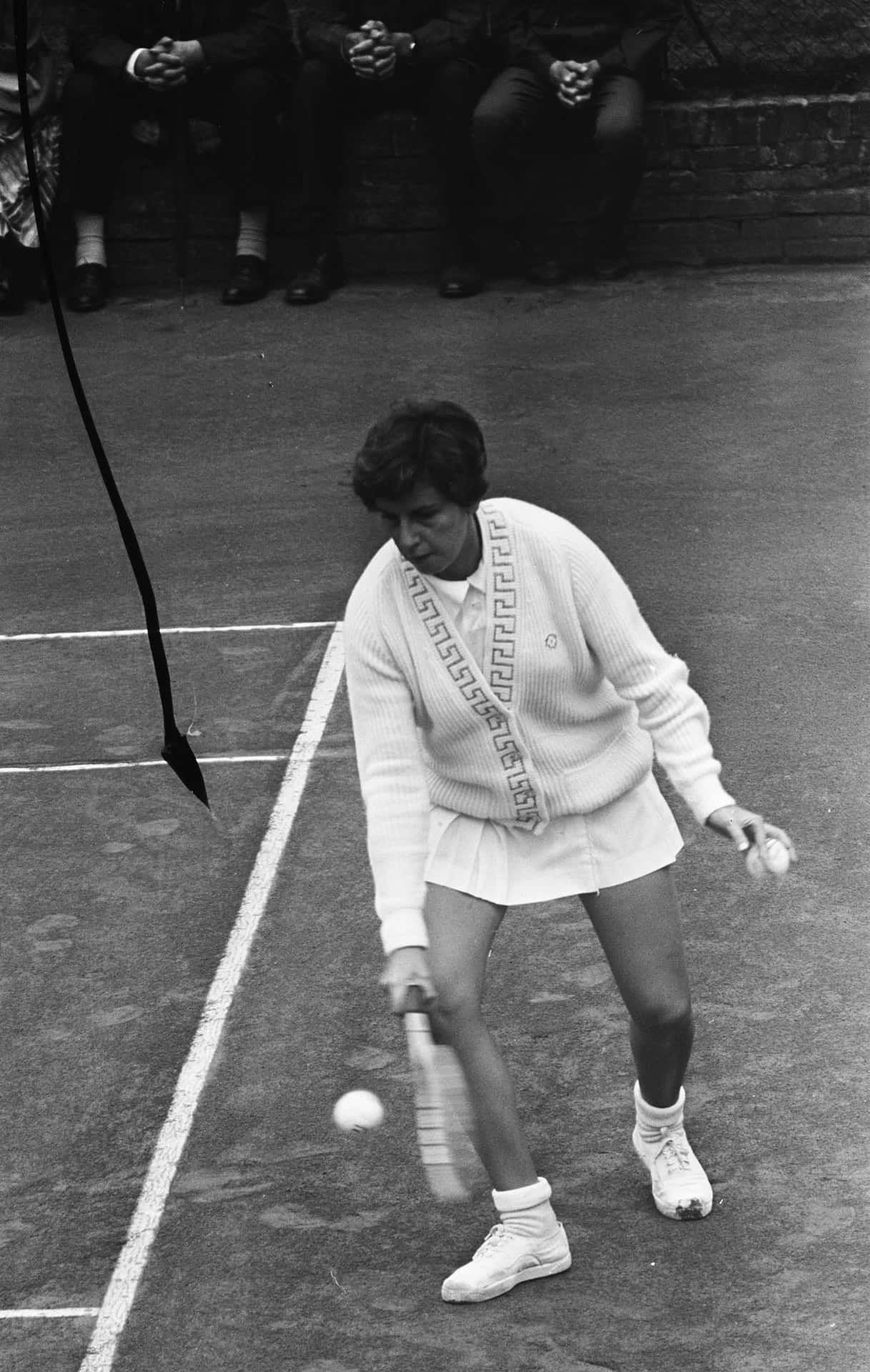 Maríabueno Vestida Completamente De Blanco Jugando Tenis. Fondo de pantalla