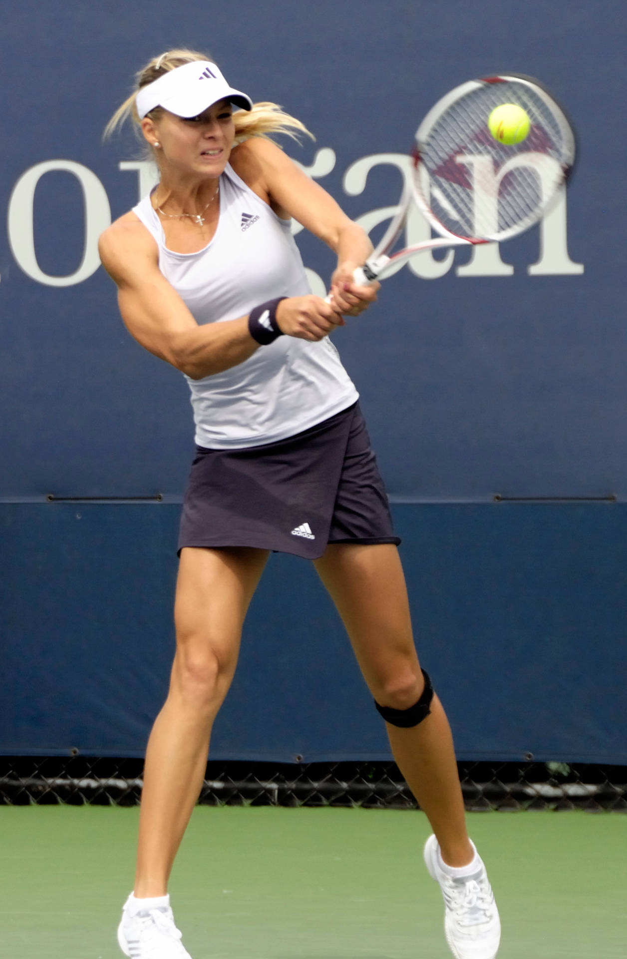 Maria Kirilenko holder racket med begge hænder Wallpaper