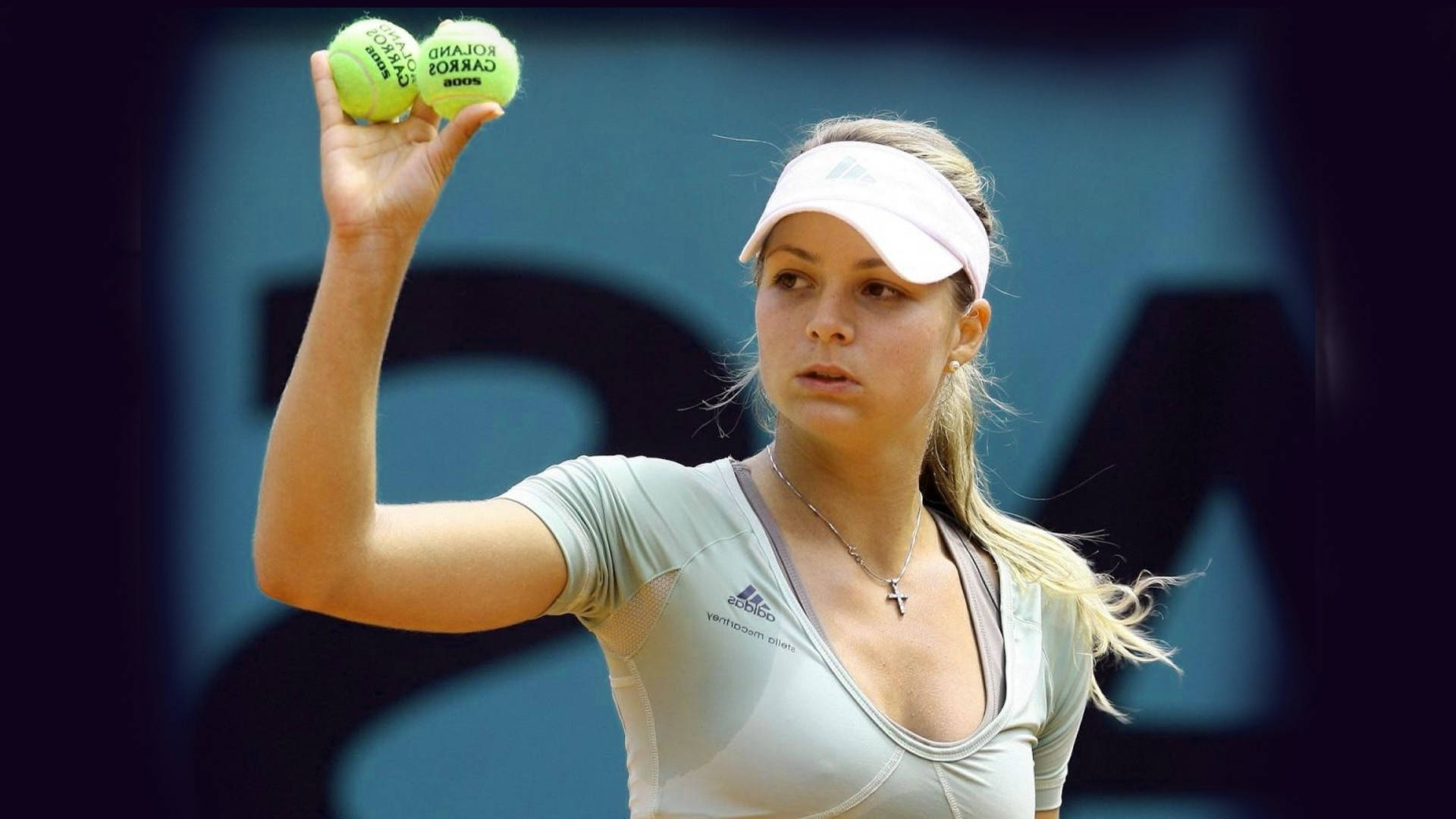Maria Kirilenko skillfully holding two tennis balls Wallpaper