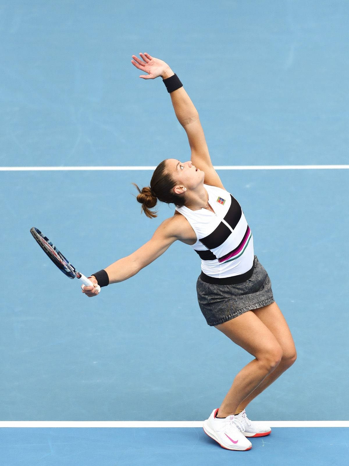 Maria Sakkari svinger til tjeneste med tennisbolden Wallpaper