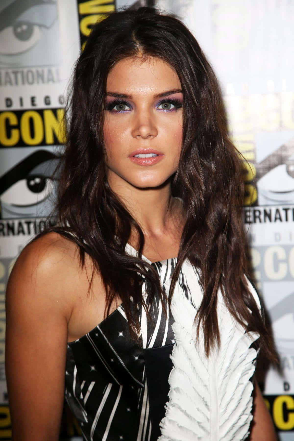 Marie Avgeropoulos Comic Con Event Wallpaper