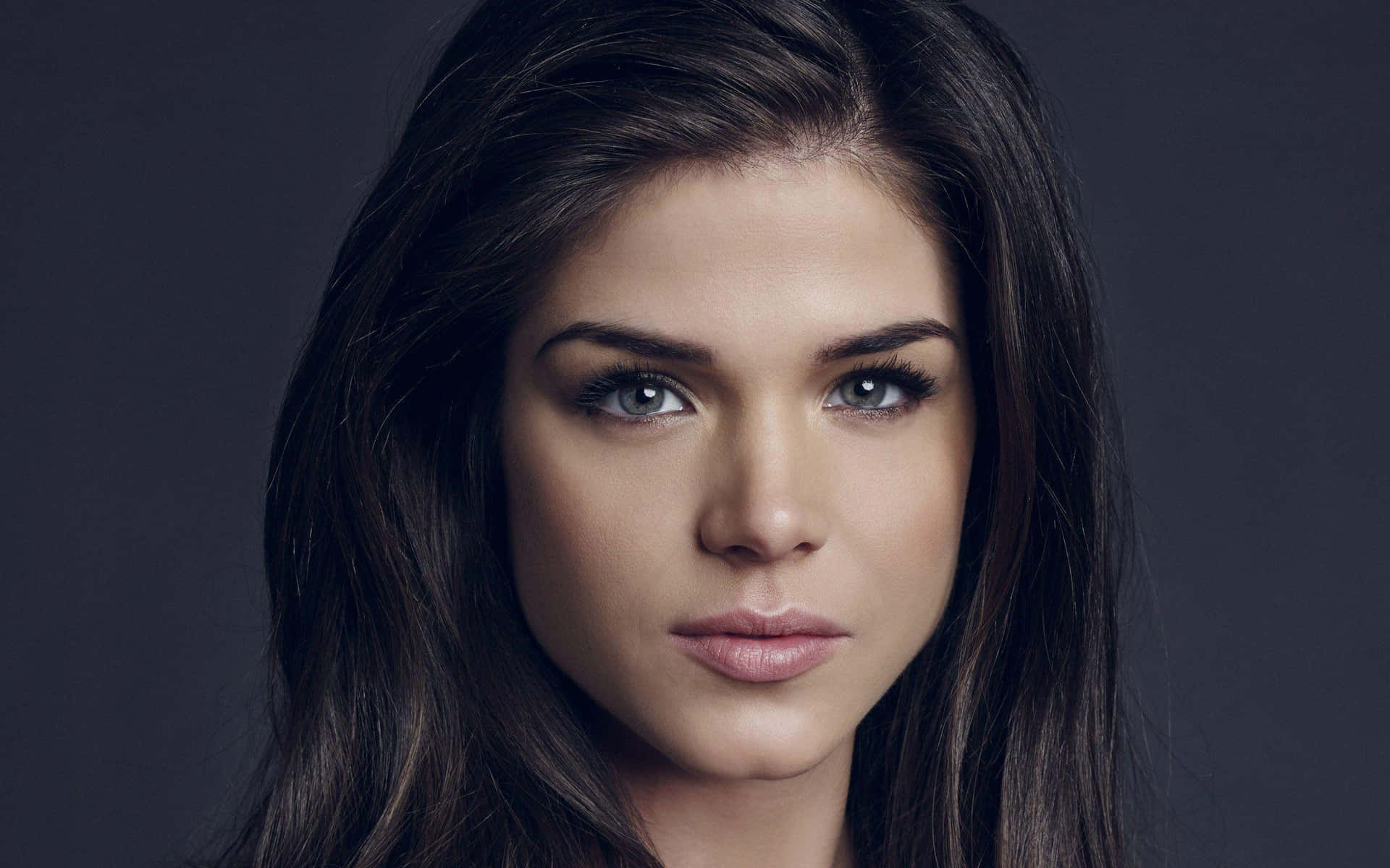 Marie Avgeropoulos Intense Blik Portret Achtergrond