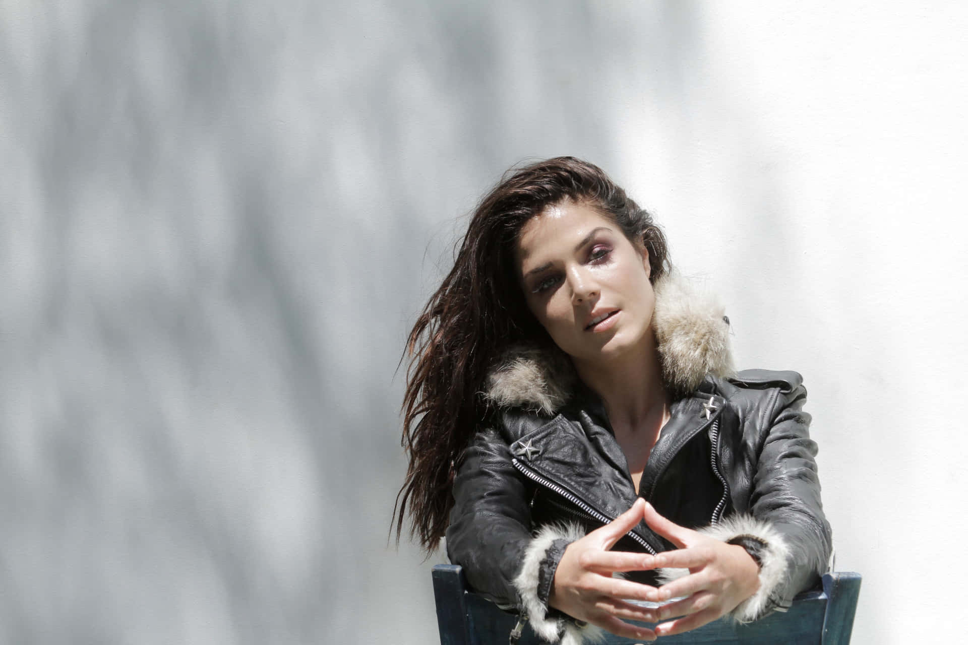 Marie Avgeropoulos Leren Jas Portret Achtergrond