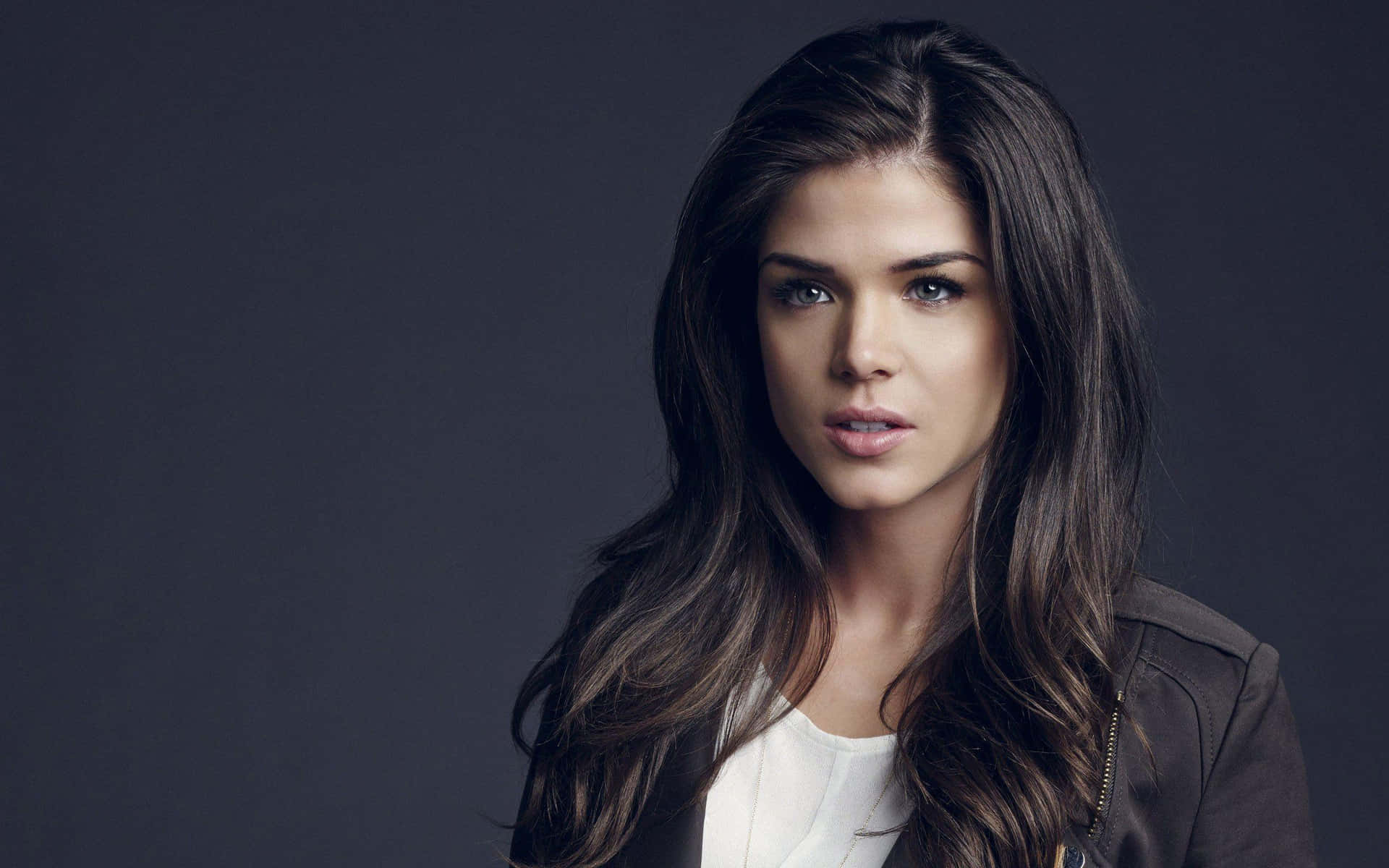 Marie Avgeropoulos Portret Achtergrond