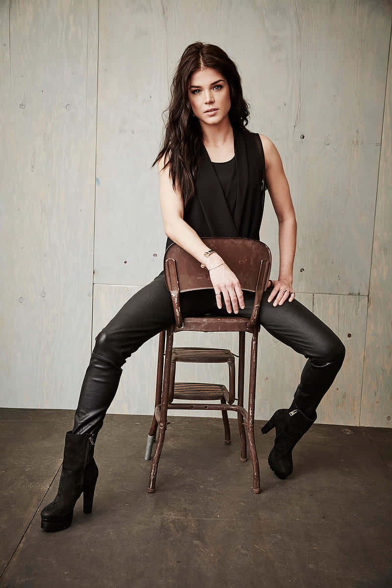 Marie Avgeropoulos Stijlvolle Fotoshoot Achtergrond