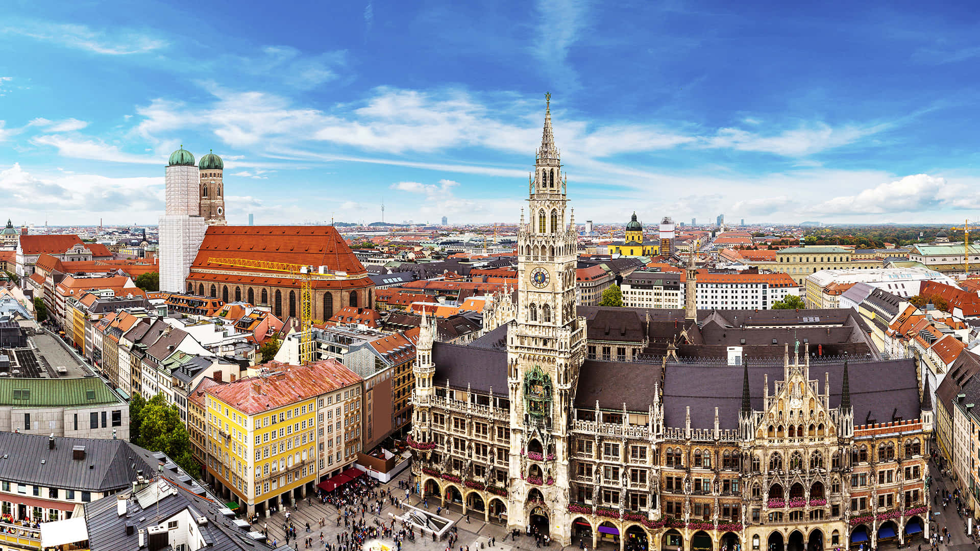 "marienplatz Bustling With People On A Sunny Day In Munich" Wallpaper