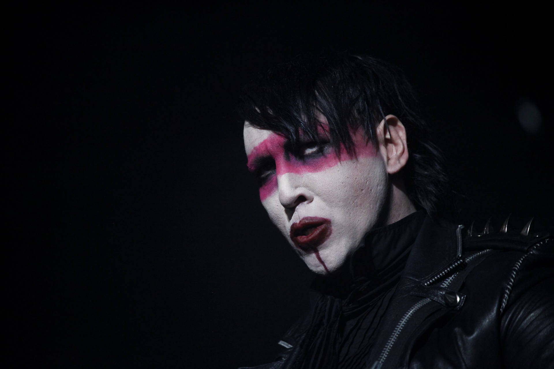 Sanger, sangskriver, og performer Marilyn Manson har inspireret dette tapet af levende farver. Wallpaper