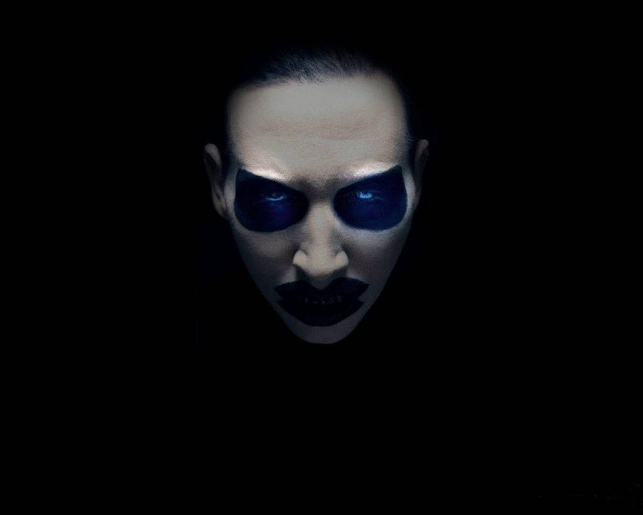 Den kontroversielle rocksanger Marilyn Manson pryder denne baggrund. Wallpaper