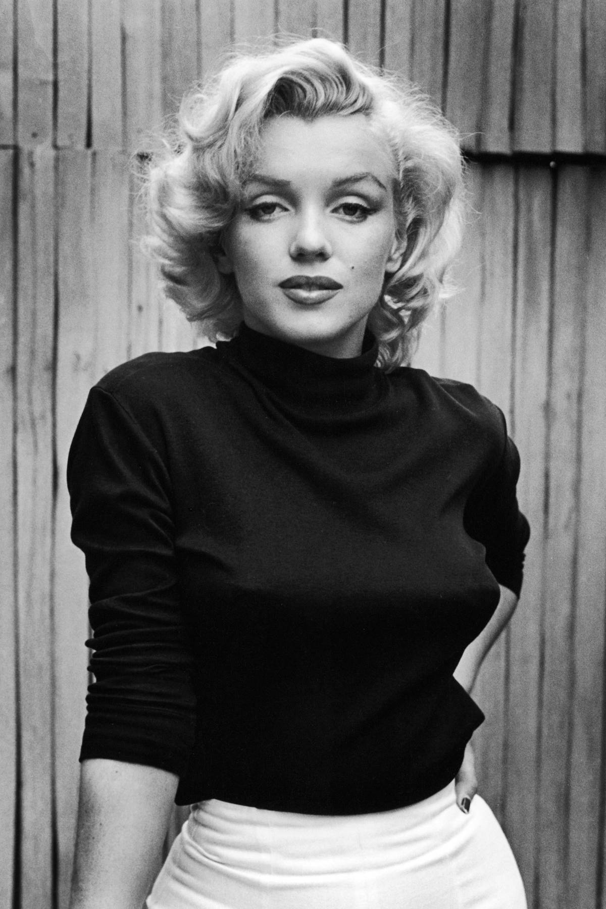 Marilyn Monroe Arm On Waist Wallpaper