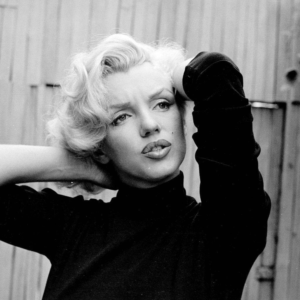 Marilyn Monroe Arms On Head Wallpaper