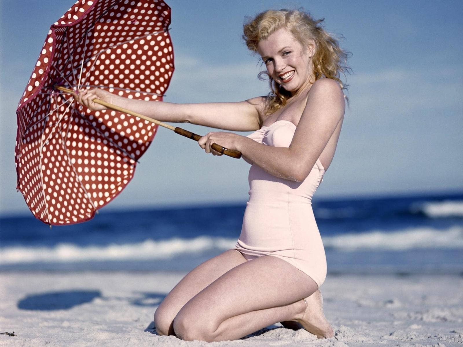 Marilyn Monroe At The Beach Wallpaper