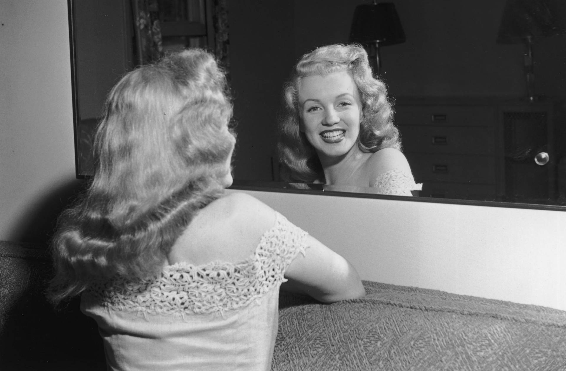 Marilynmonroe No Espelho Sorrindo. Papel de Parede