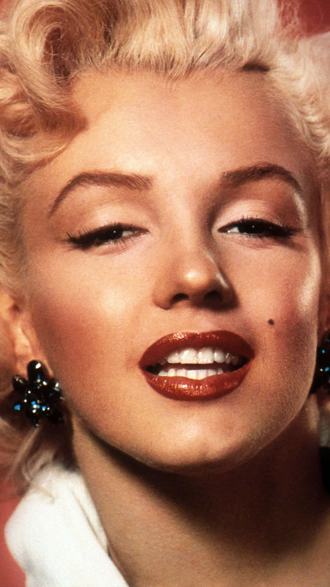 "Celebrate the timeless beauty of Marilyn Monroe with this iconic iPhone wallpaper" Wallpaper